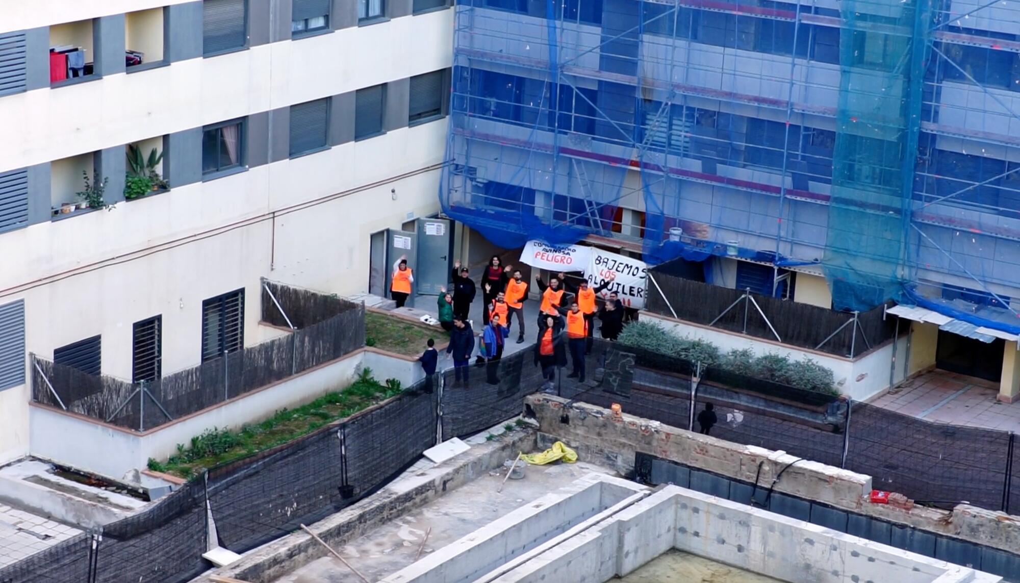 El bloque de Nestar Homes en Vallecas está en un "estado deplorable". Eso no ha impedido que el fondo buitre intente subir un 20% el alquiler gracias a cláusulas abusivas.